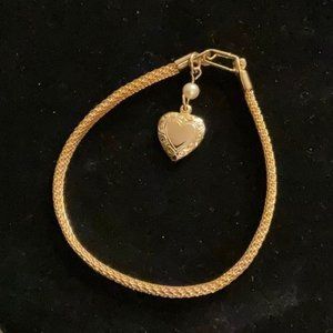 Sarah Coventry Gold Tone Heart Pearl mesh bracelet